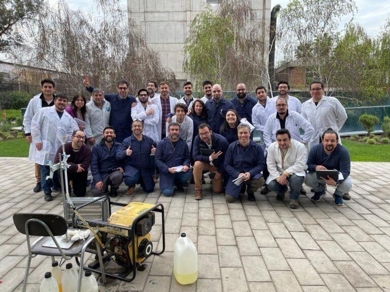 MIE-UC realiza Laboratorio de producción de Biodiesel junto a sus estudiantes