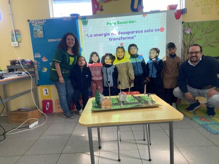 Niños y niñas de la Escuela Eleuterio Ramirez recibieron buena energía