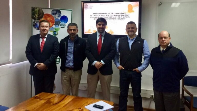 Con el tema: «Prefactibilidad Técnica y Económica de la Instalación de una Planta de Pirólisis en KDM para la transformación de plásticos residuales en combustible líquido; Felipe Landero López, se convierte en Magíster en Ingeniería de la Energía de la Pontificia Universidad Católica de Chile
